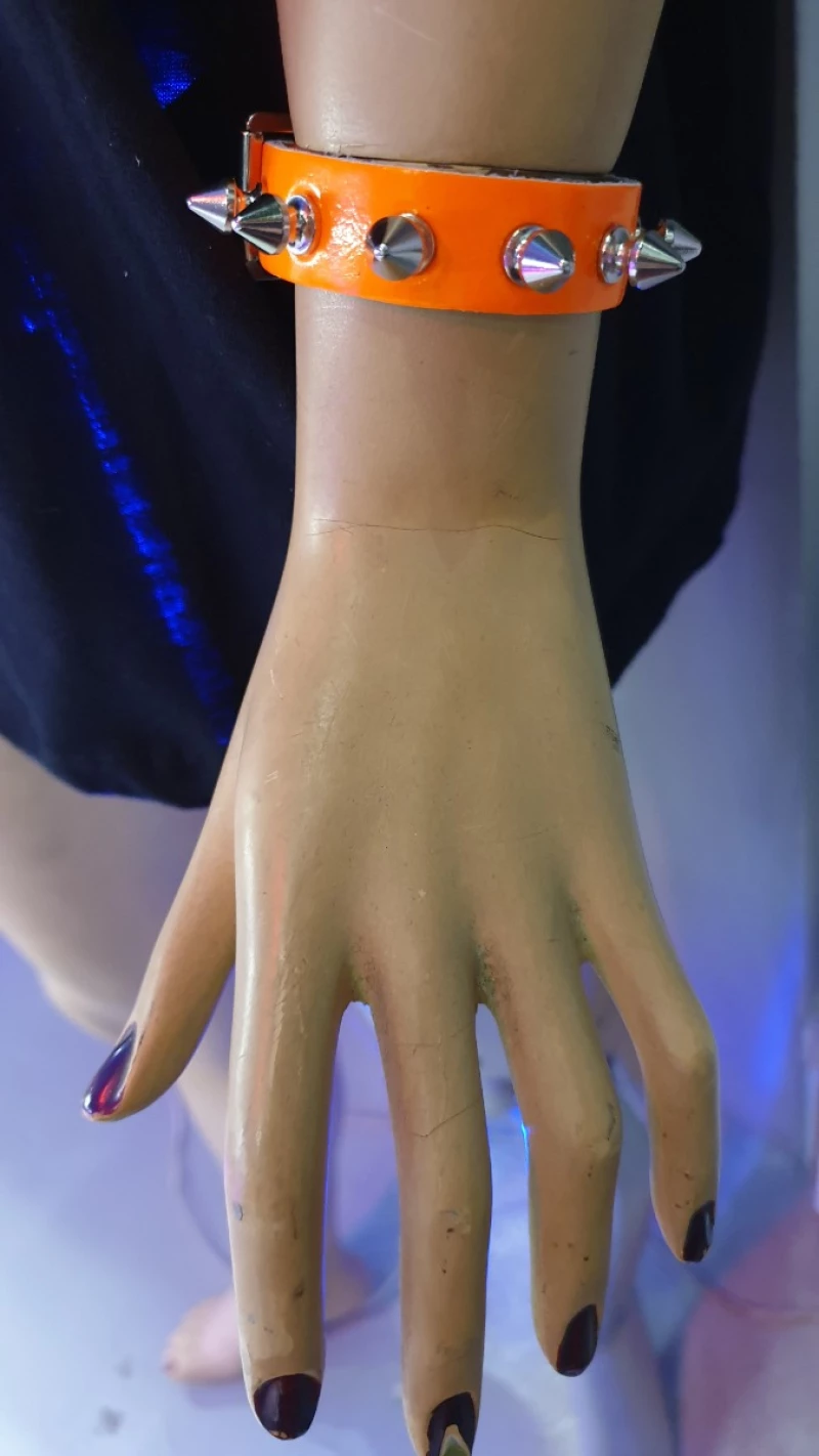 Χειροποίητο Δερμάτινο Περικάρπιο Wristband με Καρφιά - Πορτοκαλί