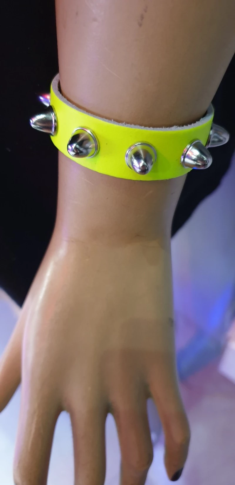 HANDMADE LEATHER WRISTBAND - GREEN