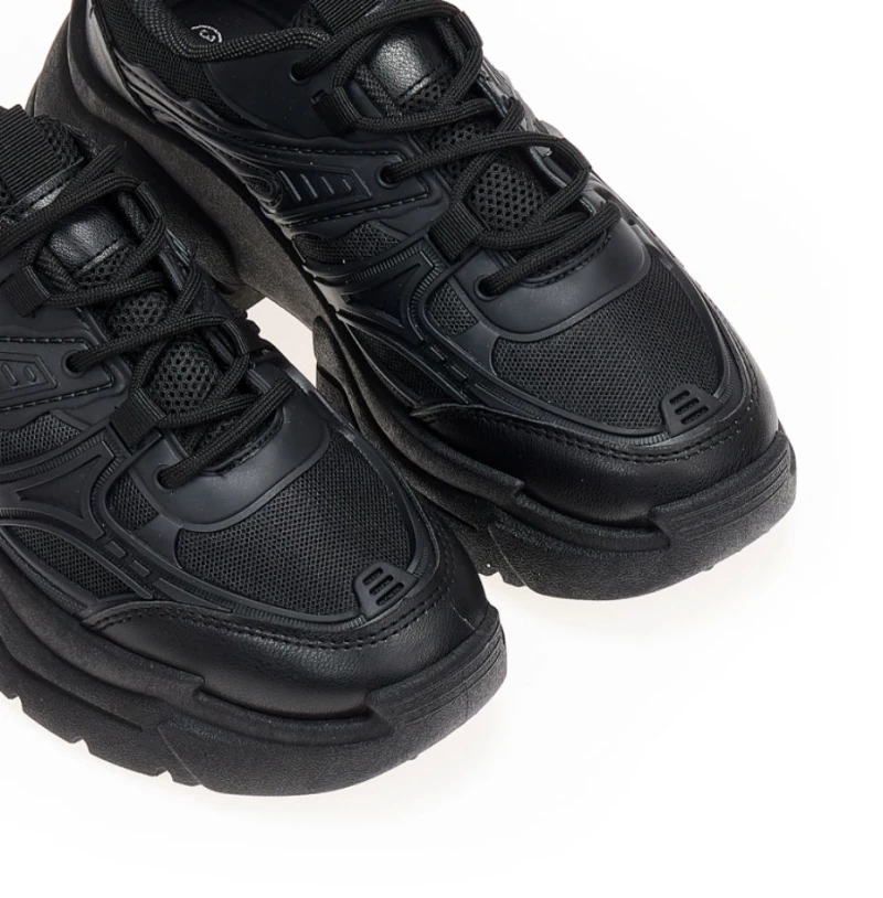 Sneakers μαύρα με ιδιαίτερες λεπτομέρειες