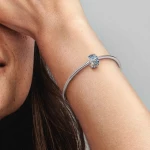 Pandora Σύμβολο με κλιπ με λυγισμένο φτερό και pavé 792552C01