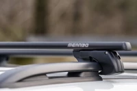 MENABO ΜΠΑΡΕΣ ΟΡΟΦΗΣ ΑΛΟΥΜΙΝΙΟΥ SHERMAN XL BLACK 135 cm ΣΕ ΜΑΥΡΟ ΧΡΩΜΑ ΓΙΑ Peugeot 1007 5 doors 2005>2010 ΜΕ RAISED RAILS (Παράλληλες Μπάρες με Κενό) - 2 ΤΕΜ. (12290/MB)